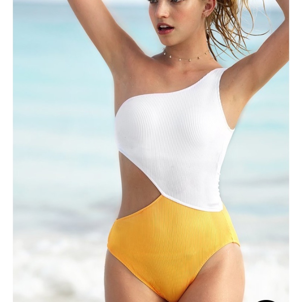 Cupshe swimsuit size S. Brand New!